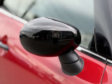 MINIの電動格納サイドミラーは、スイッチ操作でスムーズに開閉でき、狭い駐車場でも安心して扱えます。車体との一体感あるデザインで、利便性とスタイリングを両立した装備です。