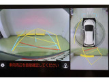 ハンドル操作にあわせてガイドラインが変化するバックカメラ搭載。後退時に後方が見えるのは安心ですね。全方位モニターも搭載しているので、周囲の状況を確認しながら駐車出来ます。慣れない場所でも心強いですよ。