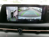アラウンドビュ-モニタ-装備。上から見下ろしているような映像が表示されるので、車庫入れ時も安心です!