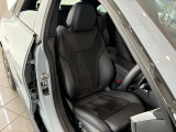 運転席になります。