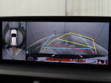 上から車両を見下ろしたような映像をナビゲーション画面に表示する「パノラミックビューモニター(床下透過表示機能付き)も搭載しています。