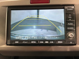 リバースギアに入れるだけで後方の表示へ切り替わります。夜間や雨の日の駐車も楽になりますよ。