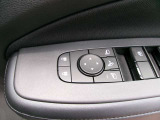 ドアミラーの鏡面の調節、格納は運転席からすべて操作できます!