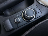 「MAZDAコネクト」コマンダー部 手元を見ることなく操作出来るように左手を自然に降ろした位置に設置。シンプルで使いやすく、機能を覚えやすいボタン配置になっています。