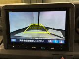 リバースギアに入れるだけで後方の表示へ切り替わります。夜間や雨の日の駐車も楽になりますよ。