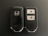 スマートキーを装備しています。鍵を差し込むことなくドアロックの開け閉めと、スタートボタン操作でのエンジンスタートができます。スペアキーも同じものを用意しております。