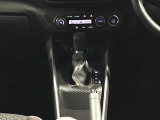 シフトレバーの奥に見えるのは、エアコンの操作スイッチ&ダイヤルでとっても使いやすいですよ♪