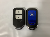 スマートキーを装備しています。鍵を差し込むことなくドアロックの開け閉めと、スタートボタン操作でのエンジンスタートができます。スペアキーも同じものを用意しております。
