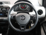 Volkswagen全車共通の上質な本革を使用した手触りのしっとりとしたステアリングです。唯一素肌が触れるハンドルは上位モデルと同じ握り心地になっております。