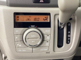 【オートエアコン】一度お好みの温度に設定すれば、車内の温度を検知し風量や温度を自動で調整。暑い&hellip;寒い&hellip;と何度もスイッチ操作をする必要はありません。快適な車内空間には必須の機能ですね♪