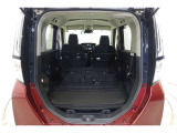 セカンドシートを倒した状態です。セカンドシートは独立可倒、荷物に合わせてラゲッジスペースをアレンジできます。