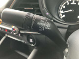 『センサーワイパー』 雨粒の量を感知して自動で、拭き取ってくれるオート機能つき。センサーの感度もダイヤルで調整可能。 拭取るスピードもお任せで便利です。