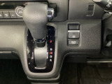 CVT車のセレクトレバーです。低速から高速まで、変速ショックのないスムーズな走りと、エンジン効率のよい領域を維持して燃費にも貢献します。サイドブレーキはスイッチ操作の電子制御パーキングブレーキです。