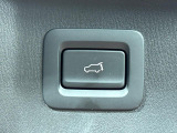 【パワーバックドア】スマートキーや運転席のボタンを押すだけでリアゲートが自動で開閉します!荷物を持っている時や、高い位置にあるバックドアを閉める際に便利な機能です♪