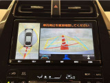真上から見下ろしたような視点で車とその周囲を確認出来る画面と、車両後方を映し出すバックモニター画面の2つを表示してくれます。
