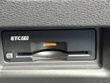 ETCならこんな利点が!!1. キャッシュレスシステムで、現金などを用意する必要無し!2. 料金所をノンストップで通過!3. 料金所付近での発進・停止の繰り返しがなくなり、排気ガスや騒音の発生が削減されます。