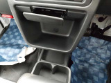 中央には便利な収納スペースもあります。