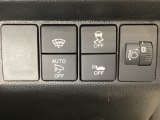 ハンドルの右側にはヘッドライトレベライザーとVSA(ABS+TCS+横滑り抑制)の解除スイッチなどがついています。ヘッドライトレベライザーは道路状況や積荷の加重に応じてライトの高さを調節できます。