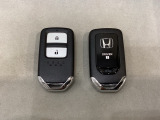 スマートキーを装備しています。鍵を差し込むことなくドアロックの開け閉めと、スタートボタン操作でのエンジンスタートができます。スペアキーも同じものを用意しております。