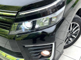 【LEDヘッドライト】悪天候や夜間走行時も良好な視界を確保し安心して運転できる高輝度LEDヘッドライトを装備!点灯速度が早く、消費電力も抑えられています。
