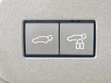 【パワーバックドア】スマートキーや運転席のボタンを押すだけでリアゲートが自動で開閉します!荷物を持っている時や、高い位置にあるバックドアを閉める際に便利な機能です♪