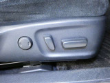 運転席電動シートは、シートポジションを細かく調整できるので長時間の運転もリラックスできますね。