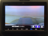 【バックカメラ】運転が苦手な方も車庫入れラクラクです!ギアをリバースに入れれば自動的に切り換わりますので、面倒な操作は不要です♪狭い駐車場もお車を傷つけず安心ですね!