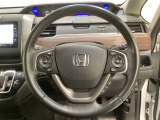 ハンドルにHondaセンシング系のクルーズコントロールやレーンキープアシストなどのスイッチと、オーディオの操作スイッチが装備されています。ハンドルから手を離さず安全に操作できます。