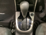 CVT車のセレクトレバーです。低速から高速まで、変速ショックのないスムーズな走りを実現するとともに、エンジン効率のよい領域を維持することで燃費にも貢献します。