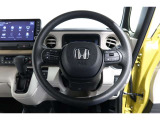 運転中もハンドルでの操作が可能です。特に高速道路等の目が離せない運転時には、便利さだけでなく、安全性も兼ね備えております。