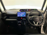 運転席周りのレイアウトをご覧ください。ナビゲーションが綺麗に装着されすっきり収まってますね!