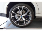 【BMWアロイホイール】軽量かつ強度に拘ったアロイホイール。走行性能ポテンシャルを引き出す設計。タイヤのサイドウォールが強化されたランフラットタイヤは、パンク時にタイヤがつぶれてもリムから外れません。