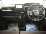 運転にかかわる様々な操作を安全に行えるように視点移動が少なく、操作性に配慮されたスイッチ類が凝縮されたコクピットです。