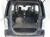 【トランクルーム】セカンドシートを折りたためば、低く広い床面が出現。大きなに荷物も収まります。