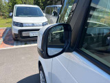 毎日使うドアミラーの状態確認に。鏡面のキズやカバーの擦れ、格納部の具合、装備有無も◎。