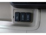 スマートフォンなどの音楽再生が可能なUSB接続ジャック装備車両です♪♪♪