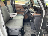 前席での移動がスムースにウォークスルーが出来る広い運転席です。