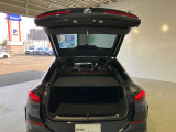 オートマチック・テールゲート・オペレーション  電動オープン、クローズ機能を備えたテールゲートはリモートコントロールキーのボタンの操作、テールゲートのボタンにより開閉が可能です。