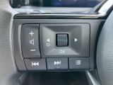 左側にオーデイオやナビのコントロールができるスイッチ、運転中は手を放さず手元で操作可能なんです!