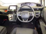 運転席まわりです。 各操作スイッチは使いやすい位置に配置されてます。