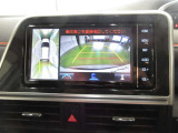 車両を上から見たような映像をナビ画面に表示するパノラミックビューモニターが付いています。