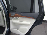 他の車に乗る機会がある度、あらためてボルボのドアの厚みに驚かされます。「バツッ」という開閉音とともに外界とは遮断された静寂が訪れ、「守られている」ことを日々、実感させてくれます。