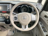 インテリアに合わせたデザインのステアリングは、運転される方のことも考え、運転しやすい形状、大きさです。是非一度、実際に触ってお確かめください。