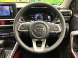 インテリアに合わせたデザインのステアリングは、運転される方のことも考え、運転しやすい形状、大きさです。是非一度、実際に触ってお確かめください。