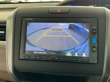 【バックカメラ】運転が苦手な方も車庫入れラクラクです!ギアをリバースに入れれば自動的に切り換わりますので、面倒な操作は不要です♪狭い駐車場もお車を傷つけず安心ですね!