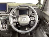 ステアリングスイッチでオーディオ各種操作が可能で、運転に集中できます。安心・安全・快適なドライブをお楽しみいただけます。
