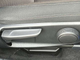 運転席は、手動での高さ調整ができます