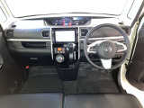 運転席は見やすく整理され、ナビも美しく装着され操作性にも優れています!