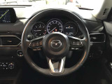 ご覧のようにステアリングスイッチが付いており、ハンドルから手を離さずに簡単なオーディオ操作が容易にできます☆