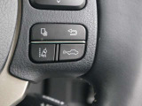 レーダークルーズコントロール(全車速追従機能付)が装備されています。高速道路で定速走行だけでなく、0km/hから約100km/hの広い範囲で先行車との車間距離を適切に保ちながら追従走行ができます。